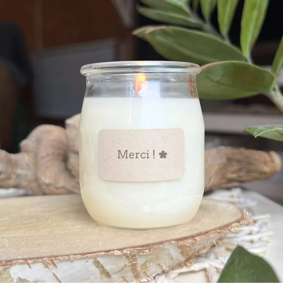 Bougie artisanale avec étiquette "Merci !" et couvercle en tissu crème noué d’un ruban bordeaux – cadeau simple et attentionné