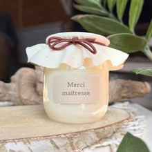  Bougie artisanale avec étiquette "Merci maîtresse", couvercle tissu crème et ruban bordeaux – cadeau de fin d’année scolaire