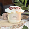 Bougie artisanale avec étiquette "Super nounou", couvercle tissu crème et ruban bordeaux – cadeau personnalisé pour assistante maternelle