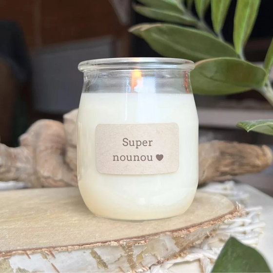 Bougie artisanale avec étiquette "Super nounou", couvercle tissu crème et ruban bordeaux – cadeau personnalisé pour assistante maternelle
