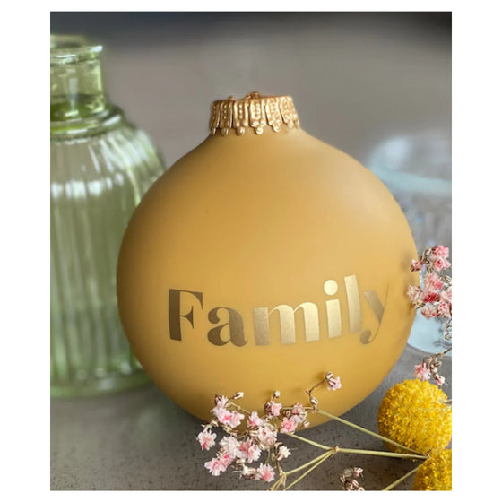 Boule de Noël, inscription Happy Family, couleur ocre, marque Baubels.
