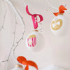 Boule de Noël blanche personnalisable Baubels motif bretzel doré avec ruban orange