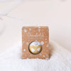 Boule de Noël blanche personnalisable Baubels motif bretzel doré avec ruban orange