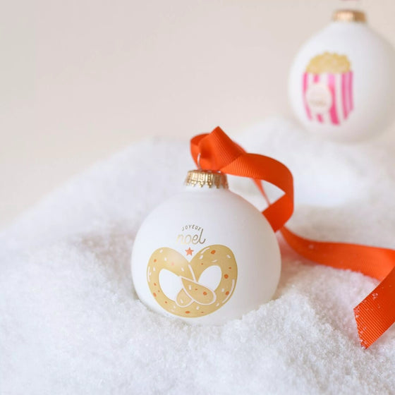 Boule de Noël blanche personnalisable Baubels motif bretzel doré avec ruban orange