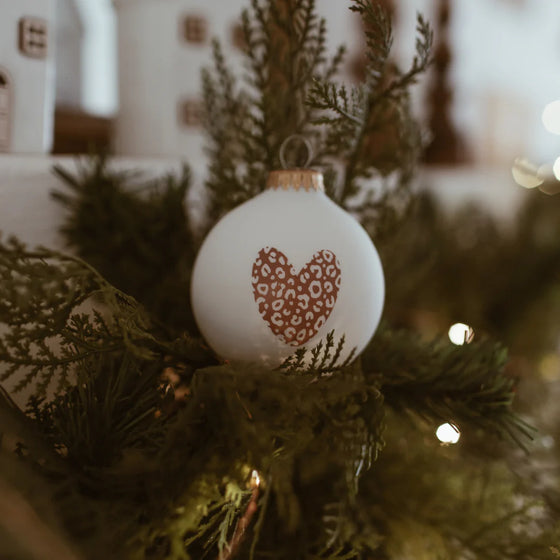 Boule de Noël personnalisable Coeur léopard Atelier Wagram x Baubels.