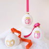 Boule de Noël blanche personnalisable Baubels motif Pop Corn rose et doré avec ruban rose