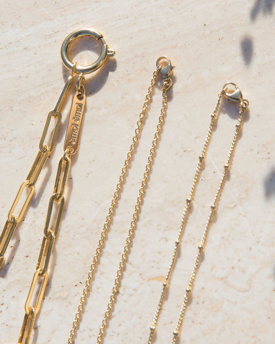 Bracelet chaine simple en laiton doré à l'or fin 24 carats, marque Emoi Emoi.