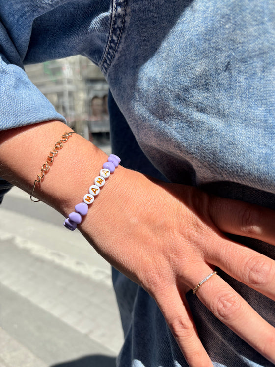 Bracelet MAMA pour maman – perles blanches lettres dorées et cœurs lavande