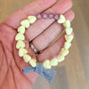 Bracelet MAMA avec perles violettes et cœurs jaune pastel – GAGA Kids