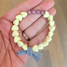  Bracelet MAMA avec perles violettes et cœurs jaune pastel – GAGA Kids