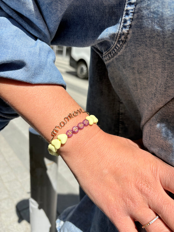 Bracelet MAMA avec perles violettes et cœurs jaune pastel – GAGA Kids