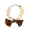 Bracelet Maman – perles cœur écru et nœud léopard – Gaga