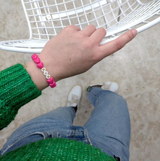 Bracelet MUM avec perles en forme de cœur rose fuchsia et nœud en jean GAGA – idée cadeau maman originale