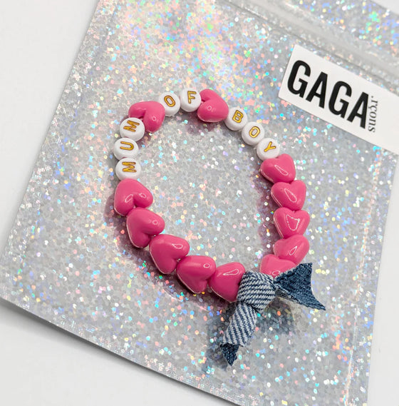 Bracelet MUM avec perles en forme de cœur rose fuchsia et nœud en jean GAGA – idée cadeau maman originale