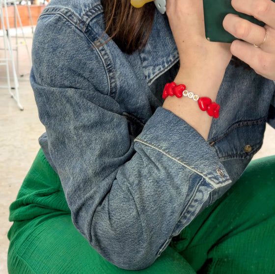 Bracelet MUM GAGA avec perles en forme de cœur rouge et nœud en jean – idée cadeau maman originale