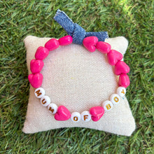  Bracelet "Mum of Boy" pour maman de garçon – perles blanches et cœurs rose fuchsia