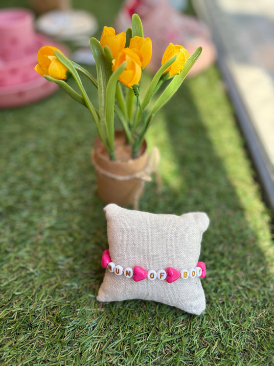 Bracelet "Mum of Boy" pour maman de garçon – perles blanches et cœurs rose fuchsia