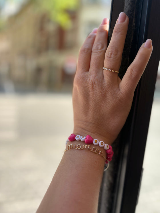 Bracelet "Mum of Boy" pour maman de garçon – perles blanches et cœurs rose fuchsia