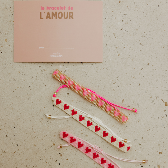 Bracelet perlé cœur rouge Atelier Wagram sur carte cadeau – idée cadeau amour