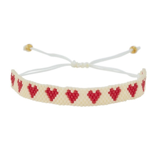 Bracelet perlé cœur rouge Atelier Wagram sur carte cadeau – idée cadeau amour