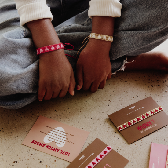 Bracelet perlé cœur rouge Atelier Wagram sur carte cadeau – idée cadeau amour
