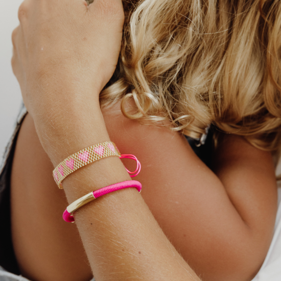 Bracelet perlé cœur rose Atelier Wagram sur carte cadeau – bijou amour à offrir