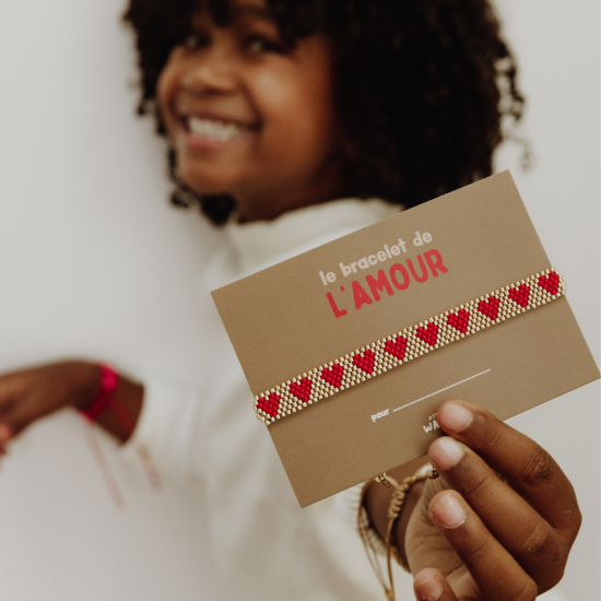 Bracelet perlé cœur rouge Atelier Wagram sur carte cadeau – idée cadeau amour