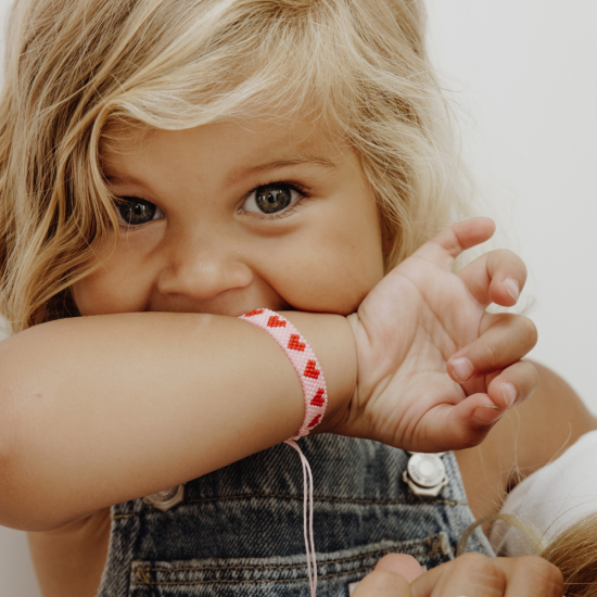 Bracelet perlé cœur rouge Atelier Wagram sur carte cadeau – idée cadeau amour