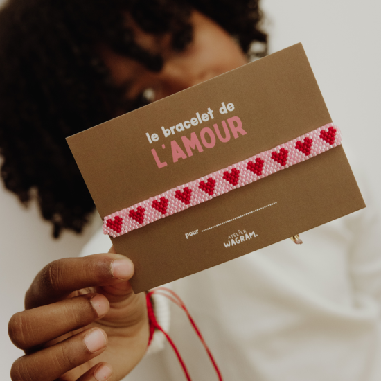 Bracelet perlé cœur rouge Atelier Wagram sur carte cadeau – idée cadeau amour