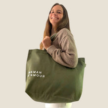  Femme portant un cabas olive avec inscription Maman d’Amour – idée cadeau maman pratique et stylé
