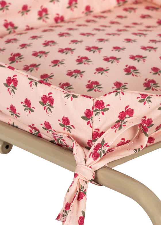 Caddy de courses pour poupées Rosie Rose Konges Slojd en métal avec tissu fleuri