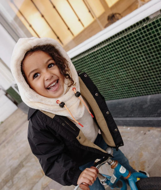 Cagoule enfant Hello Hossy Warmy Cream en polaire douce avec cordons ajustables