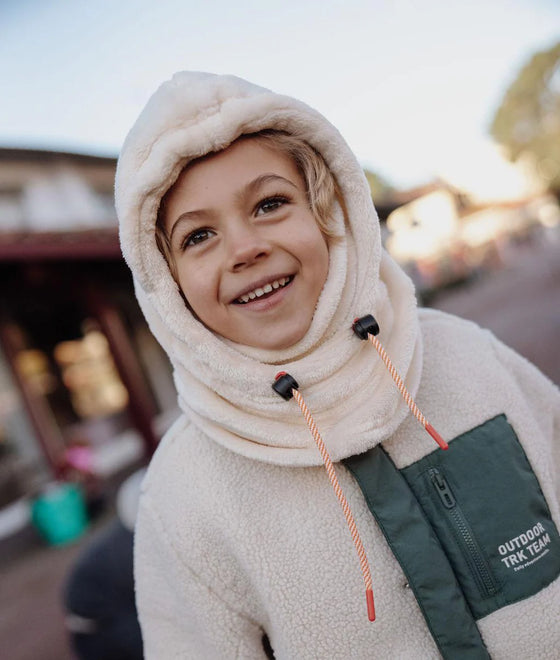 Cagoule enfant Hello Hossy Warmy Cream en polaire douce avec cordons ajustables