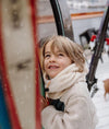 Cagoule enfant Hello Hossy Warmy Cream en polaire douce avec cordons ajustables