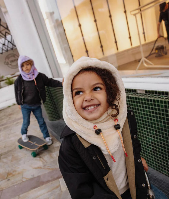 Cagoule enfant Hello Hossy Warmy Cream en polaire douce avec cordons ajustables