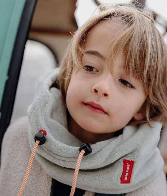 Cagoule enfant Hello Hossy Warmy Green en polaire douce avec cordons ajustables