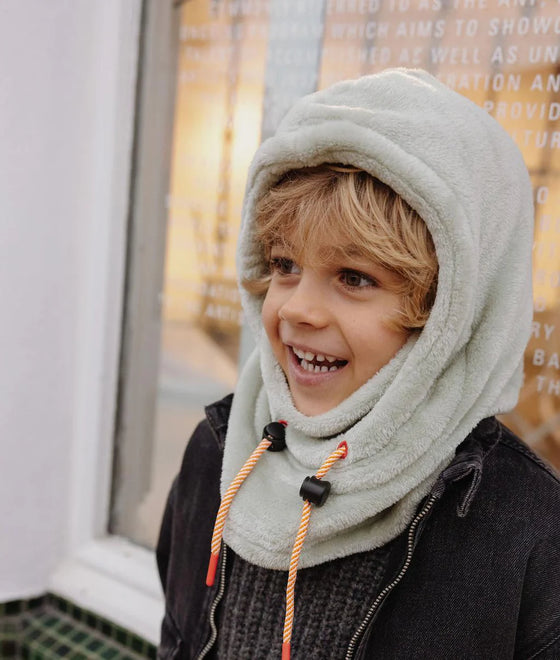 Cagoule enfant Hello Hossy Warmy Green en polaire douce avec cordons ajustables