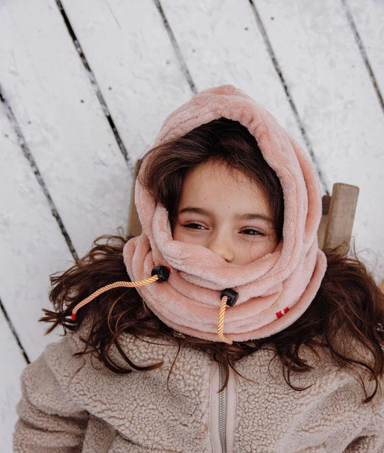 Cagoule enfant Hello Hossy Warmy Pink en polaire douce avec cordons ajustables