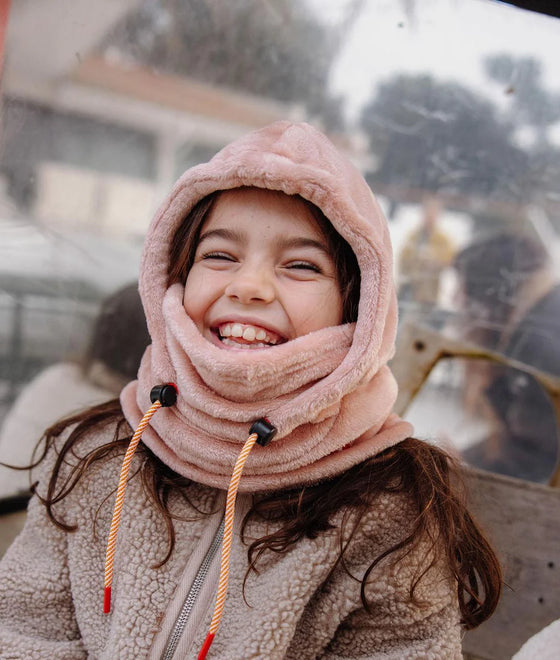 Cagoule enfant Hello Hossy Warmy Pink en polaire douce avec cordons ajustables
