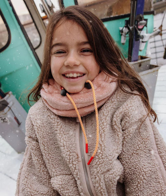 Cagoule enfant Hello Hossy Warmy Pink en polaire douce avec cordons ajustables