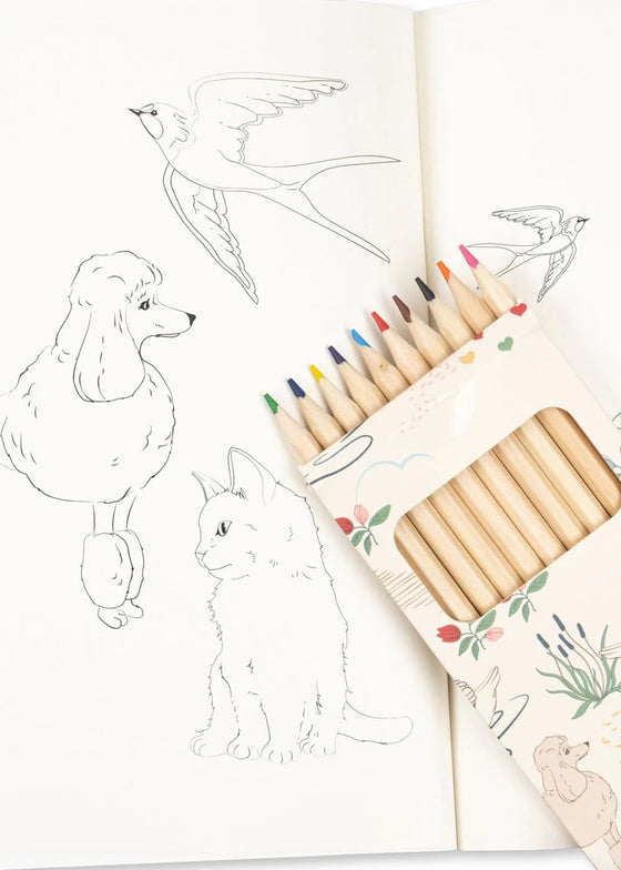 cahier de coloriage avec crayons de couleurs mizumi, konges slojd. 