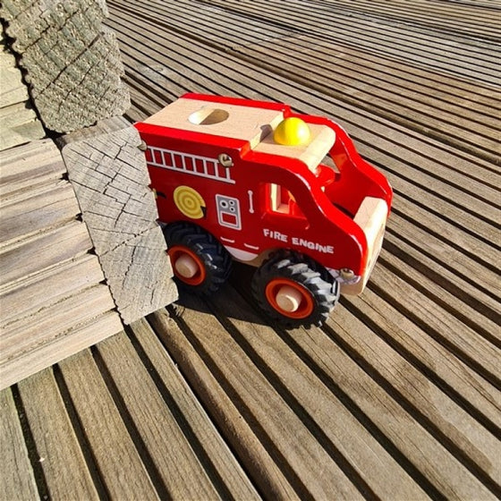 Camion de pompiers en bois Egmont Toys.