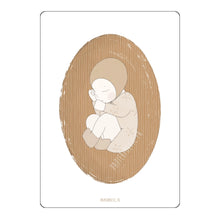  Carte postale illustrée Bébé Ocre à rayures Papier Poetic – Ma Biche concept store