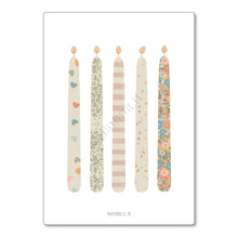  Carte postale anniversaire avec cinq bougies pastel et motifs variés – Papier Poetic