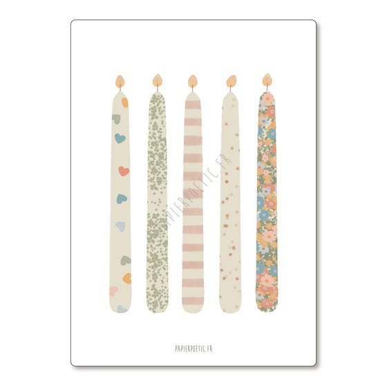 Carte postale anniversaire avec cinq bougies pastel et motifs variés – Papier Poetic