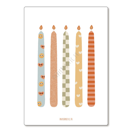 Carte postale anniversaire avec cinq bougies colorées aux motifs cœurs, fleurs et vichy – Papier Poetic