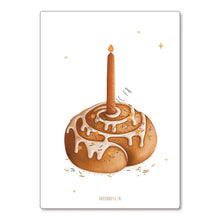  Carte postale anniversaire Cinnamon Roll avec bougie – Papier Poetic