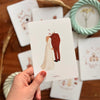 Carte mariage Papier Poetic avec silhouettes des mariés et costume terracotta – illustration romantique