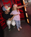 Casquette enfant Hello Hossy Mini Neo rose corail, jaune et filet bleu – casquette trucker enfant été tendance