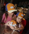 Casquette enfant Hello Hossy Mini Canyon orange et jaune avec filet violet – casquette trucker enfant été tendance